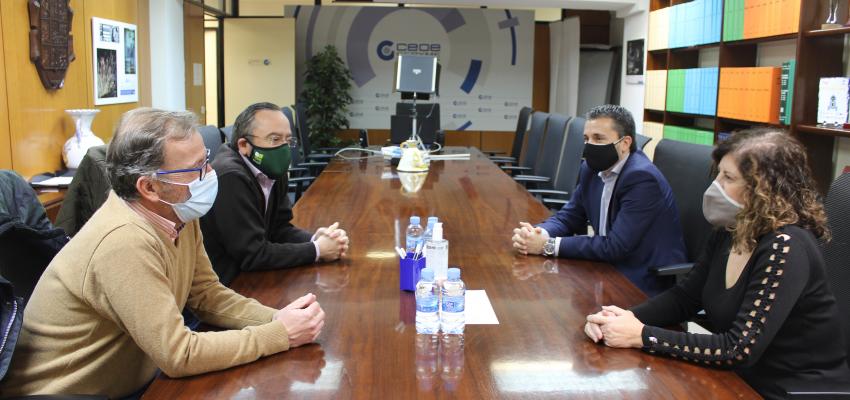 La presidenta de CEOE-CEPYME Guadalajara se re�ne con el nuevo presidente de APAG