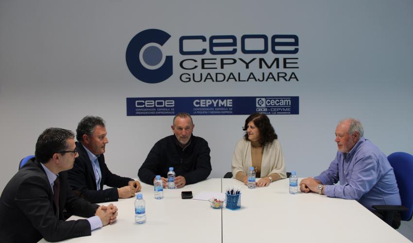 La presidenta de CEOE-CEPYME Guadalajara y los secretarios generales de UGT y CCOO mantienen un encuentro abogando por el di�logo social