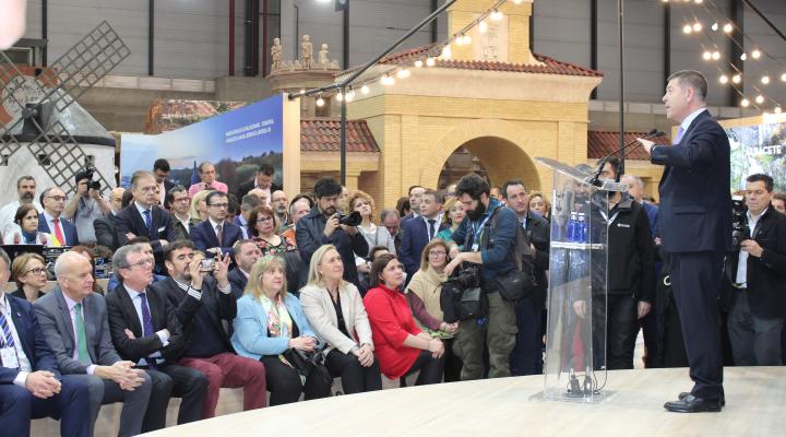 Juan Luis Pajares y Javier Arriola, presidente de la Federaci�n provincial de Turismo y Hosteler�a de Guadalajara y el secretario general de CEOE-CEPYME Guadalajara, asisten a la inauguraci�n del stand de Castilla-La Mancha en Fitur