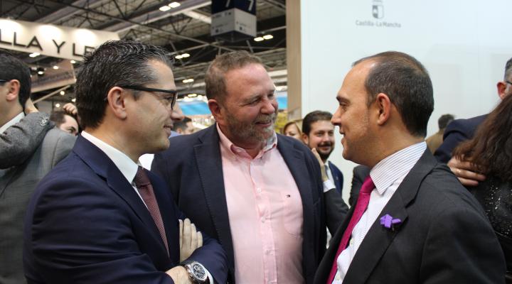 Juan Luis Pajares y Javier Arriola, presidente de la Federaci�n provincial de Turismo y Hosteler�a de Guadalajara y el secretario general de CEOE-CEPYME Guadalajara, asisten a la inauguraci�n del stand de Castilla-La Mancha en Fitur
