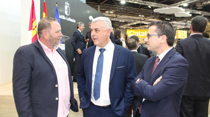 Juan Luis Pajares y Javier Arriola, presidente de la Federaci�n provincial de Turismo y Hosteler�a de Guadalajara y el secretario general de CEOE-CEPYME Guadalajara, asisten a la inauguraci�n del stand de Castilla-La Mancha en Fitur