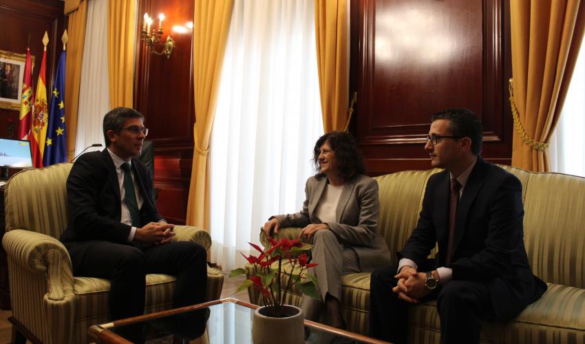 El subdelegado del Gobierno se re�ne con la presidenta de CEOE-CEPYME Guadalajara