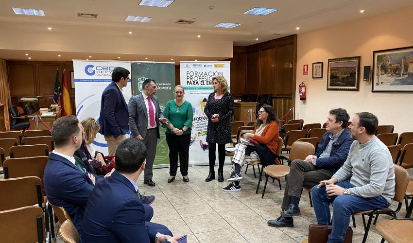 Los empresarios de Alovera se informan de la formaci�n profesional para el empleo en un nuevo encuentro de GuadaNetWork 