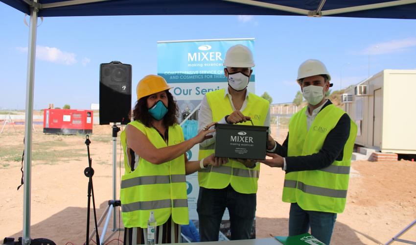 Mixer & Pack inaugura las obras de su nueva planta de fabricaci�n en Cabanillas del Campo con una c�psula del tiempo