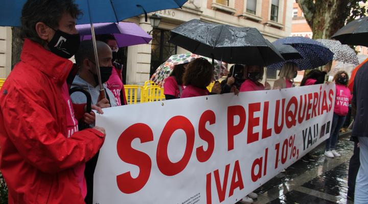 La asociaci�n provincial de Peluquer�as y Centros de Est�tica de Guadalajara se concentra para pedir la bajada del IVA al 10%
