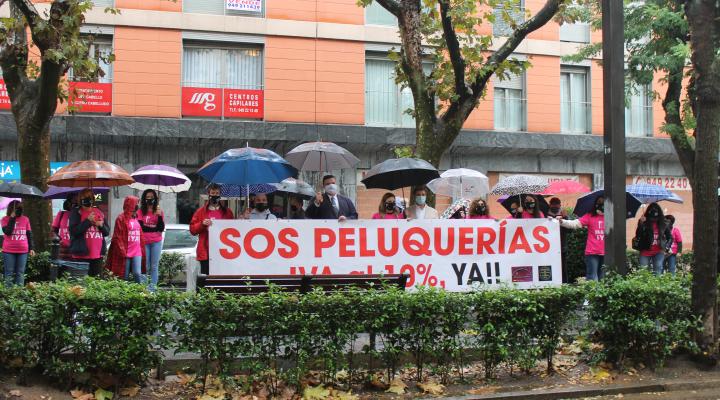La asociaci�n provincial de Peluquer�as y Centros de Est�tica de Guadalajara se concentra para pedir la bajada del IVA al 10%