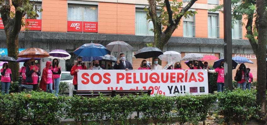 La asociaci�n provincial de Peluquer�as y Centros de Est�tica de Guadalajara se concentra para pedir la bajada del IVA al 10%