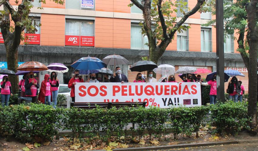 La asociaci�n provincial de Peluquer�as y Centros de Est�tica de Guadalajara se concentra para pedir la bajada del IVA al 10%
