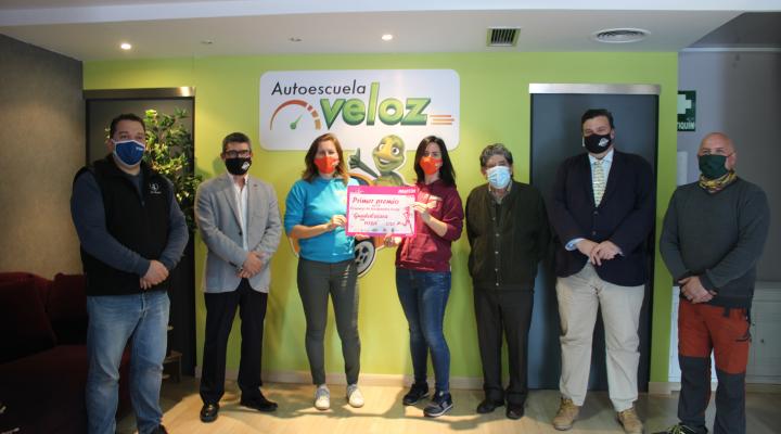 La Autoescuela La Veloz gana el concurso de escaparate Guadalajara en Rosa