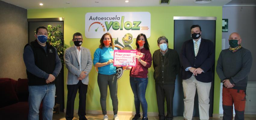 La Autoescuela La Veloz gana el concurso de escaparate Guadalajara en Rosa