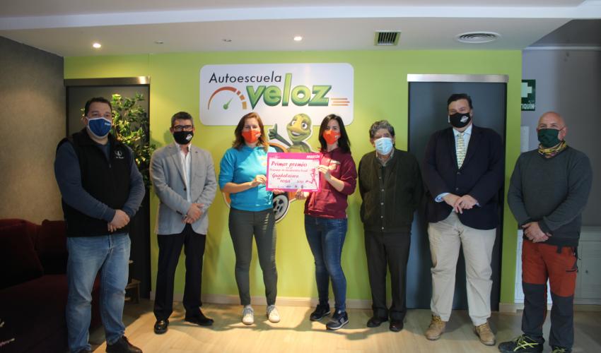 La Autoescuela La Veloz gana el concurso de escaparate Guadalajara en Rosa