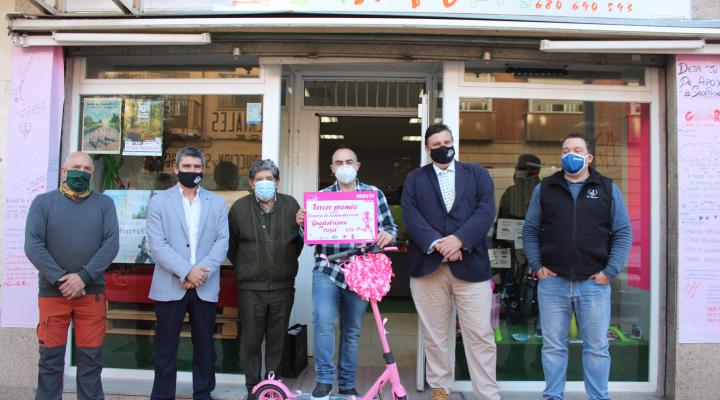 La Autoescuela La Veloz gana el concurso de escaparate Guadalajara en Rosa