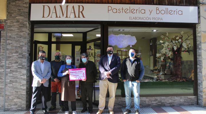 La Autoescuela La Veloz gana el concurso de escaparate Guadalajara en Rosa