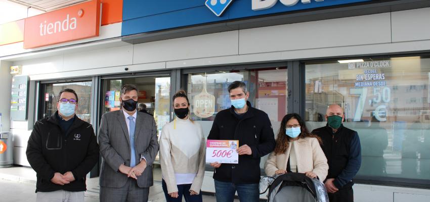 Oilsan Energy, integrado en CEOE-CEPYME Guadalajara, sella el cheque premiado con 1.000 euros del �ltimo sorteo del a�o correspondiente a la campa�a del Black Friday