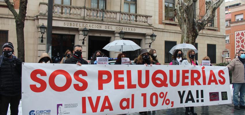 La Asociaci�n provincial de Peluquer�as y Centros de Est�tica de Guadalajara vuelve a concentrarse para pedir la bajada del IVA al 10%