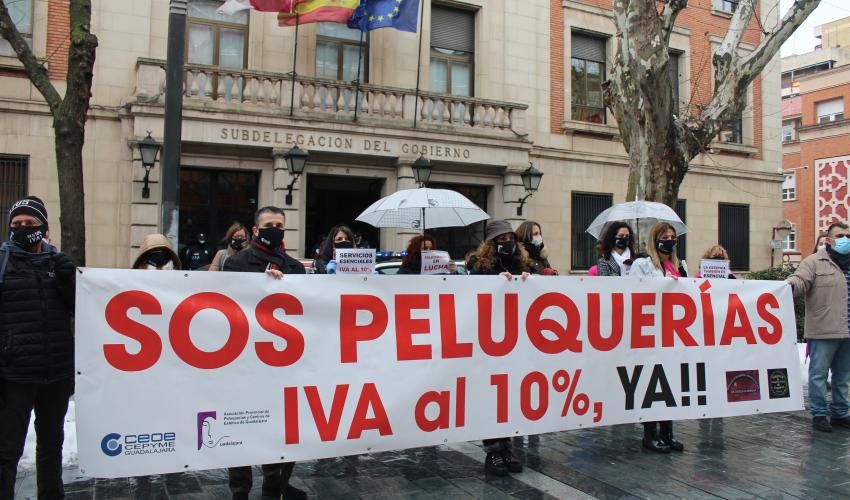 La Asociaci�n provincial de Peluquer�as y Centros de Est�tica de Guadalajara vuelve a concentrarse para pedir la bajada del IVA al 10%