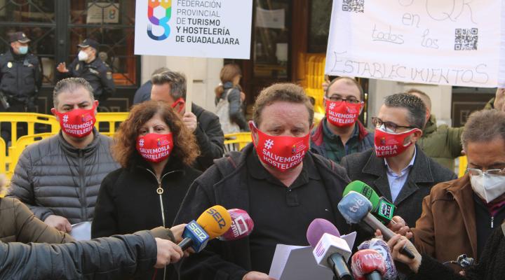 M�s de medio millar de asistentes acuden a la concentraci�n en apoyo al sector del turismo, hosteler�a y ocio de la provincia organizada por la Federaci�n provincial de Turismo y Hosteler�a de Guadalajara 