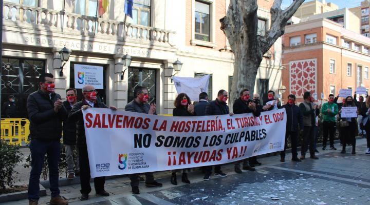 M�s de medio millar de asistentes acuden a la concentraci�n en apoyo al sector del turismo, hosteler�a y ocio de la provincia organizada por la Federaci�n provincial de Turismo y Hosteler�a de Guadalajara 