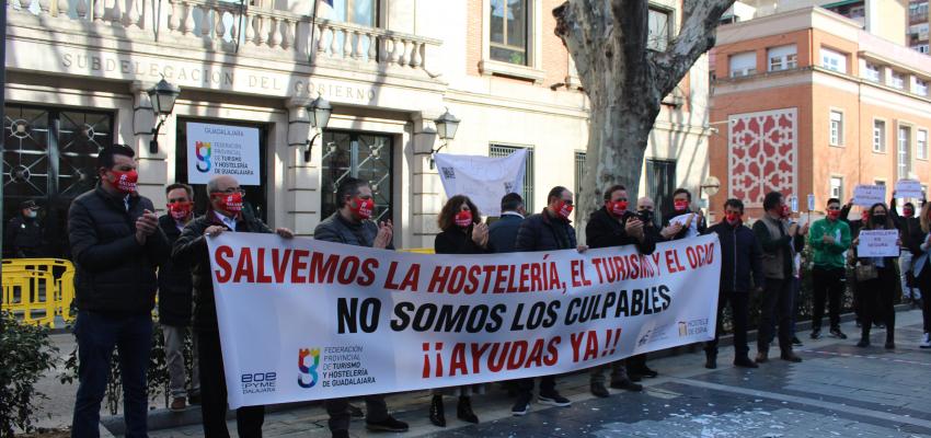 M�s de medio millar de asistentes acuden a la concentraci�n en apoyo al sector del turismo, hosteler�a y ocio de la provincia organizada por la Federaci�n provincial de Turismo y Hosteler�a de Guadalajara 