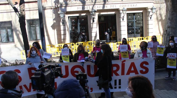 La Asociaci�n provincial de Peluquer�as y Centros de Est�tica de Guadalajara vuelve a concentrarse para pedir la bajada del IVA al 10%