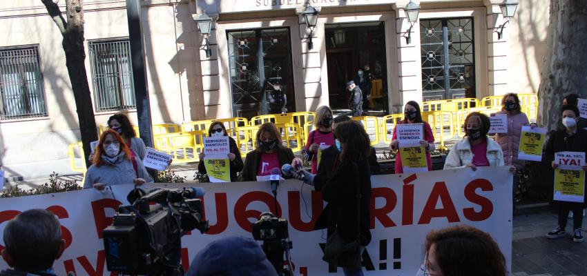 La Asociaci�n provincial de Peluquer�as y Centros de Est�tica de Guadalajara vuelve a concentrarse para pedir la bajada del IVA al 10%