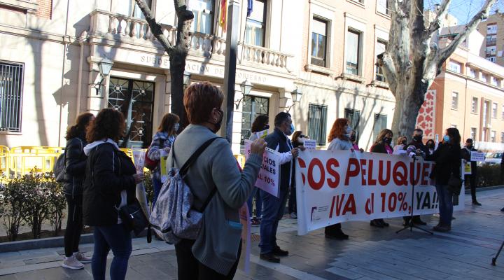 La Asociaci�n provincial de Peluquer�as y Centros de Est�tica de Guadalajara vuelve a concentrarse para pedir la bajada del IVA al 10%