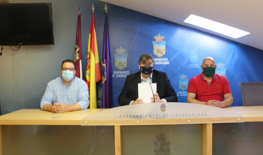 El presidente de FEDECO, integrada en CEOE-CEPYME Guadalajara, �ngel Escribano ha se�alado que este plan de dinamizaci�n del comercio local est� sirviendo para “mantener un contacto m�s estrecho con los comerciantes