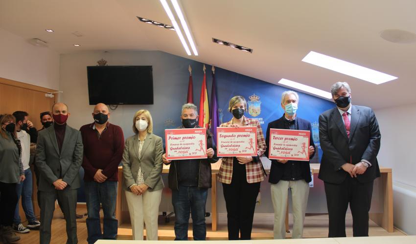 Aluminios Villaverde, Donde Julieta y Autoescuela La Veloz, ganadores del concurso Escaparate en rosa