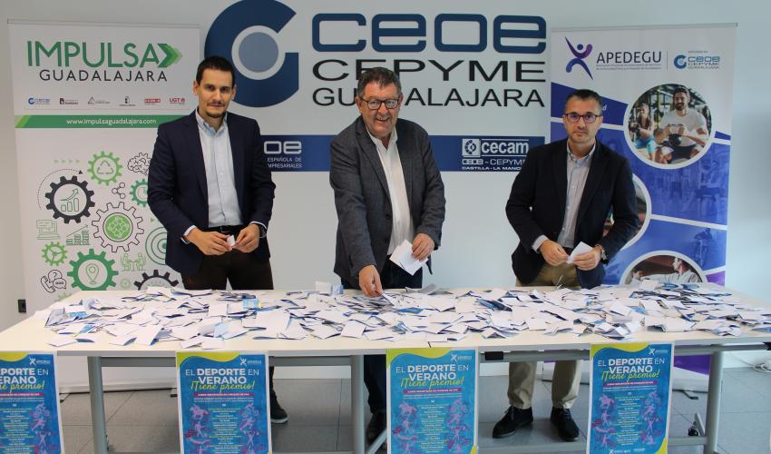 La Asociaci�n provincial de Empresarios de Servicios de la Actividad F�sica y el Deporte de Guadalajara realiza el sorteo de los cheques de su campa�a 
