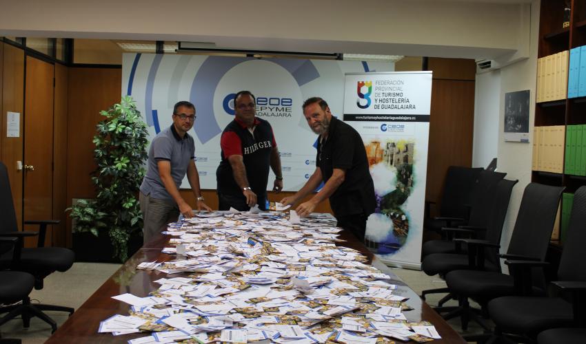 Celebrado el segundo sorteo de la campa�a de dinamizaci�n del sector de la hosteler�a, Saborear Guadalajara, que ha vuelto a repartir 75 cheques de 60 euros cada uno entre sus clientes