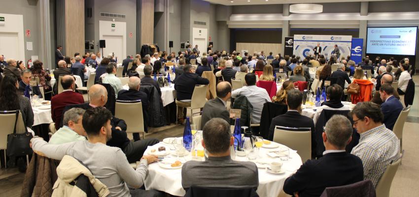 El prestigioso economista Daniel Lacalle re�ne en un desayuno de CEOE-CEPYME Guadalajara a cerca de 300 empresarios