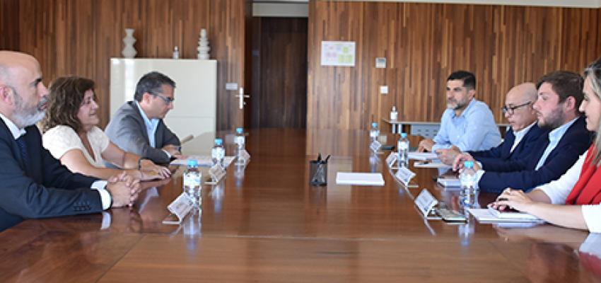 La presidenta de CEOE-CEPYME Guadalajara, Marisol Garc�a, mantiene una reuni�n de trabajo con el consejero de Fomento, Nacho Hernando