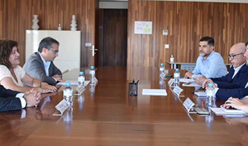 La presidenta de CEOE-CEPYME Guadalajara, Marisol Garc�a, mantiene una reuni�n de trabajo con el consejero de Fomento, Nacho Hernando