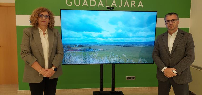 La alcaldesa de Villanueva de la Torre subraya el estrat�gico futuro pol�gono industrial durante su visita a la oficina Impulsa Guadalajara