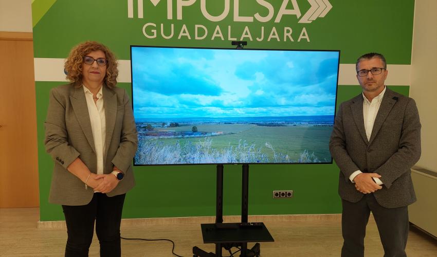 La alcaldesa de Villanueva de la Torre subraya el estrat�gico futuro pol�gono industrial durante su visita a la oficina Impulsa Guadalajara