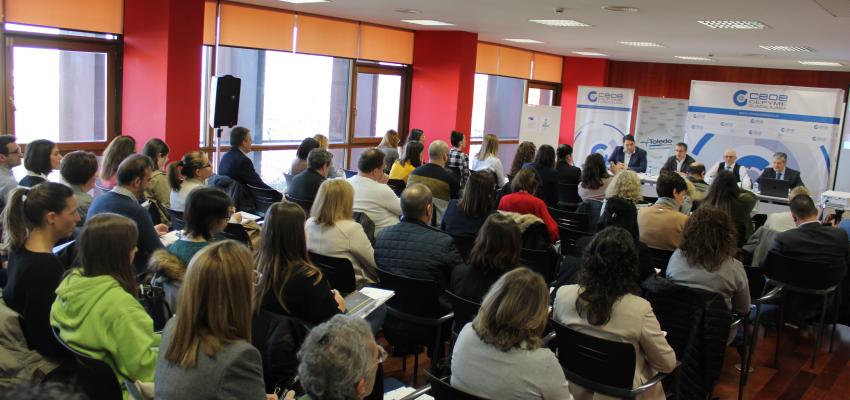 Un centenar de empresarios se informan de la factura electr�nica