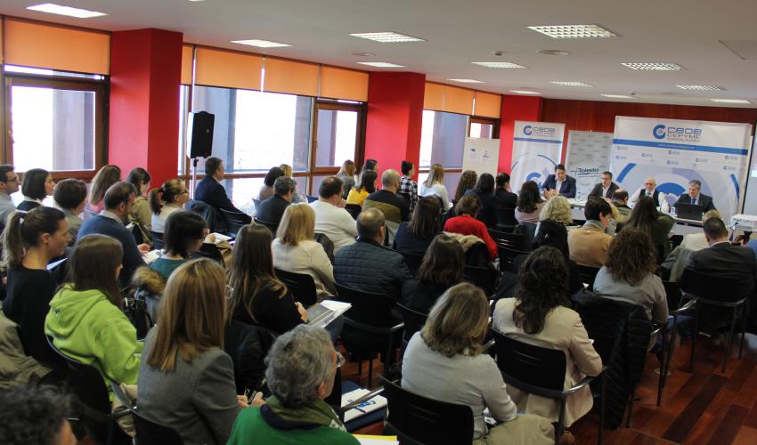 Un centenar de empresarios se informan de la factura electr�nica