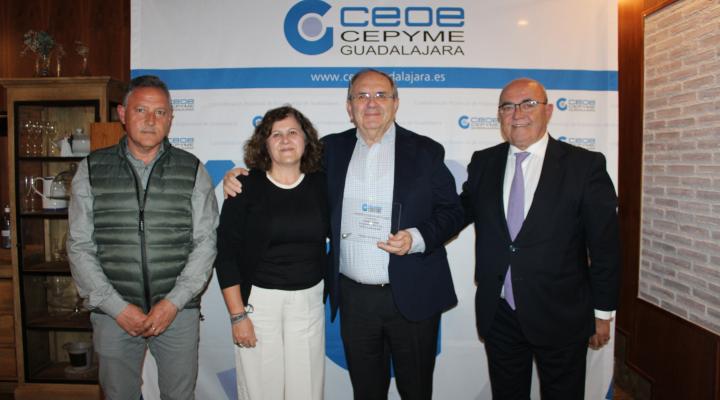 La junta directiva de CEOE-CEPYME Guadalajara homenajea a Mariano Pareja