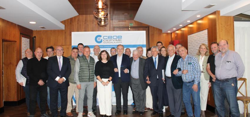La junta directiva de CEOE-CEPYME Guadalajara homenajea a Mariano Pareja