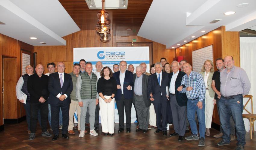 La junta directiva de CEOE-CEPYME Guadalajara homenajea a Mariano Pareja