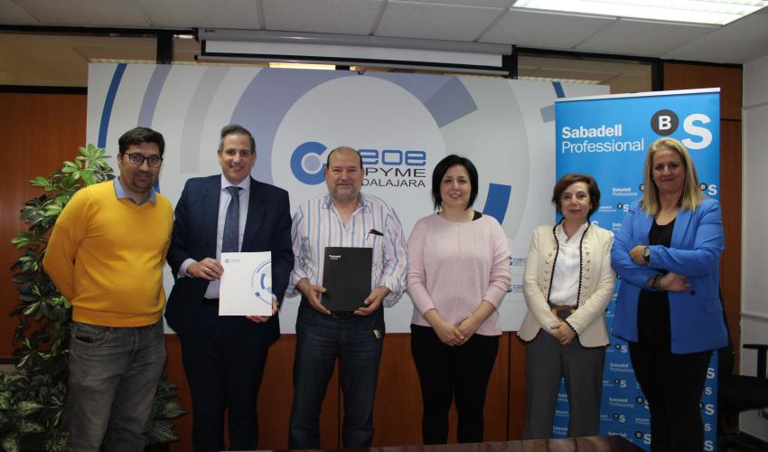 La asociaci�n de Instaladores El�ctricos y Telecomunicaciones de CEOE-CEPYME Guadalajara y banco Sabadell firman un convenio de colaboraci�n