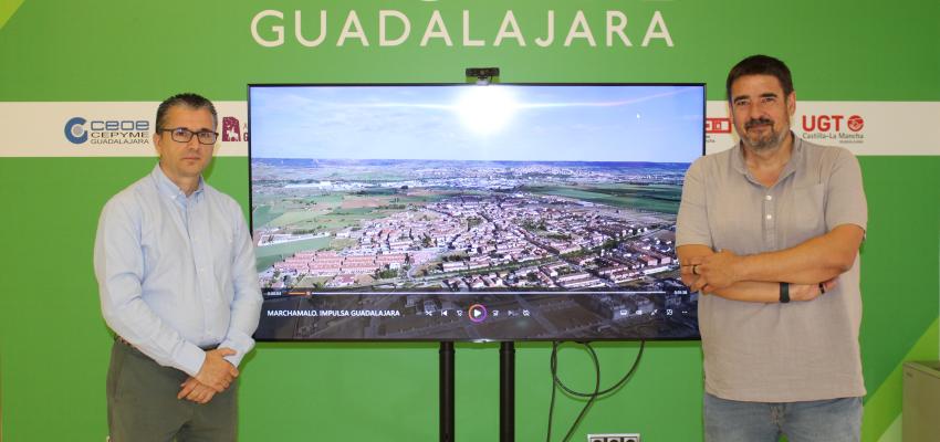 El alcalde de Marchamalo, Rafael Esteban visita la oficina Impulsa Guadalajara