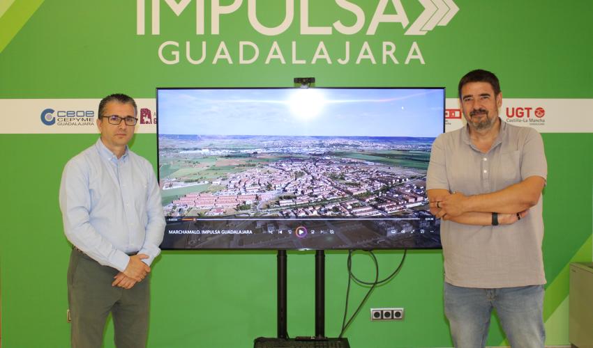 El alcalde de Marchamalo, Rafael Esteban visita la oficina Impulsa Guadalajara