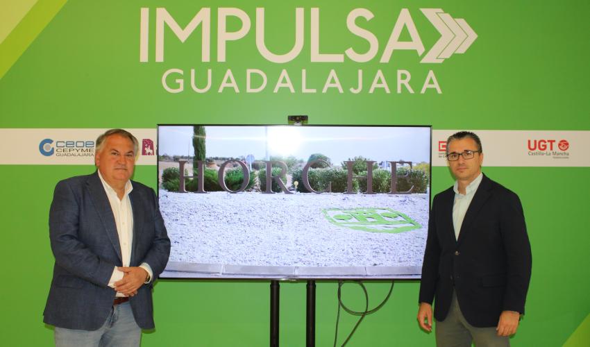El alcalde de Horche, Manuel Salvador Ruiz visita la oficina Impulsa Guadalajara