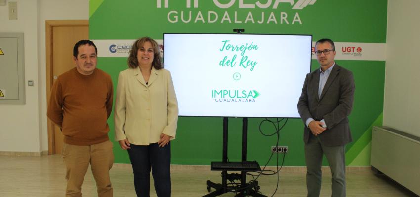 La alcaldesa de Torrej�n del Rey destaca sus excelentes comunicaciones y ubicaci�n estrat�gica durante su visita a la oficina Impulsa Guadalajara