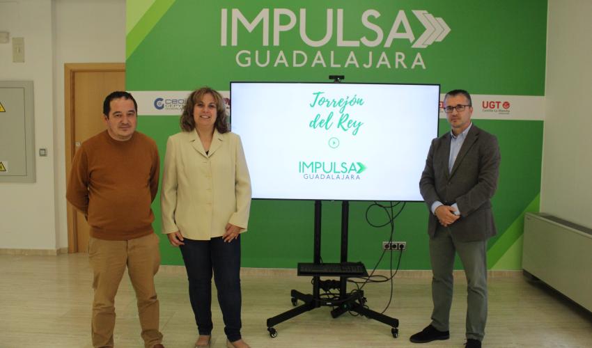 La alcaldesa de Torrej�n del Rey destaca sus excelentes comunicaciones y ubicaci�n estrat�gica durante su visita a la oficina Impulsa Guadalajara