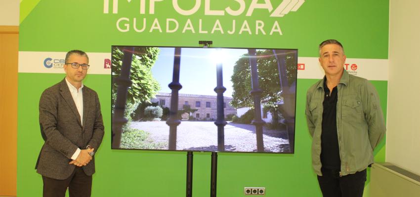 El alcalde de Fontanar subraya las buenas comunicaciones del municipio durante su visita a la oficina Impulsa
