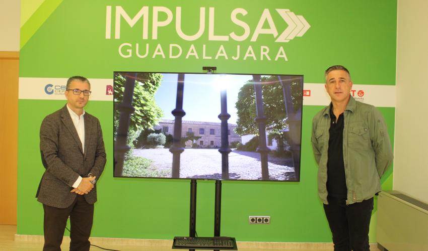 El alcalde de Fontanar subraya las buenas comunicaciones del municipio durante su visita a la oficina Impulsa