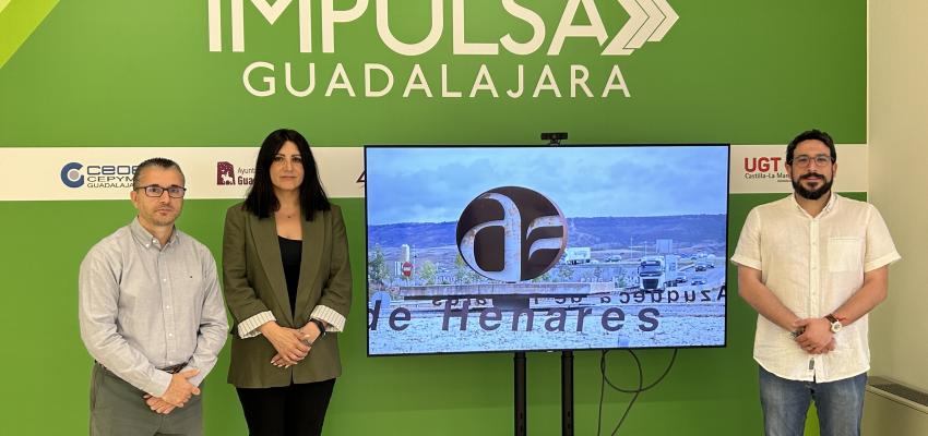 El alcalde de Azuqueca de  Henares, Miguel �scar Aparicio visita la oficina Impulsa Guadalajara