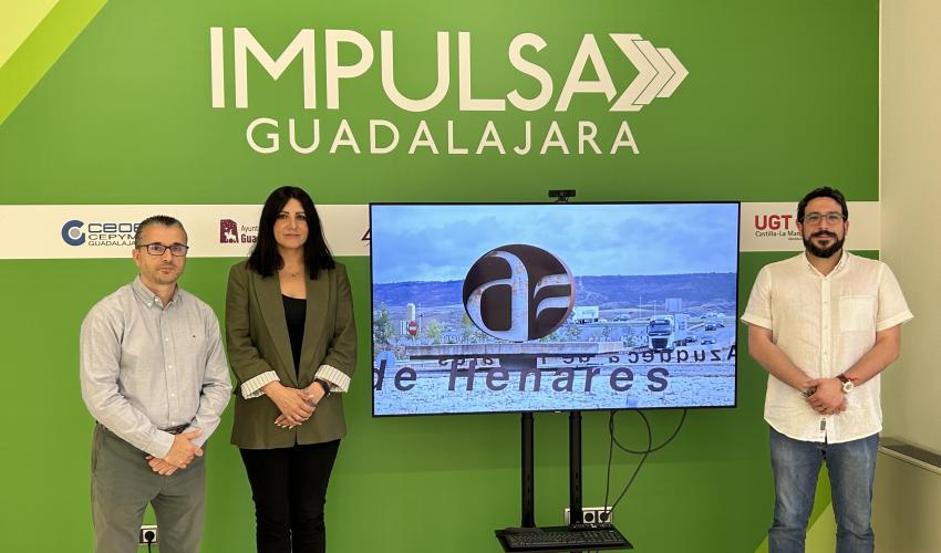 El alcalde de Azuqueca de  Henares, Miguel �scar Aparicio visita la oficina Impulsa Guadalajara